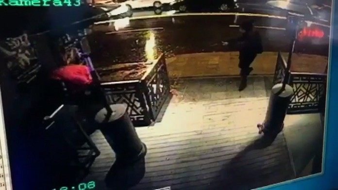 Na videosnímke ozbrojený útočník strieľa pred nočným klubom v tureckom Istanbule.