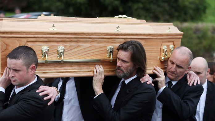 Jim Carrey nesie rakvu so svojou expriateľkou.jpg