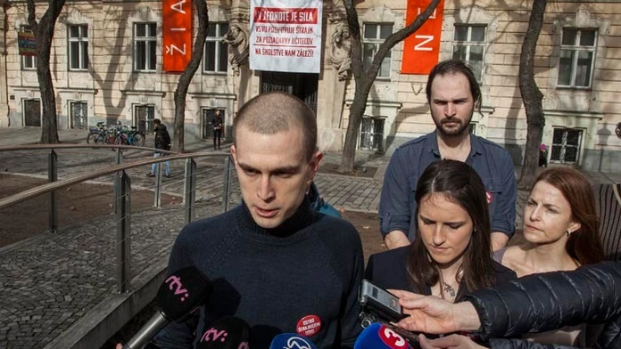 Nespokojní učitelia dnes chystajú smútočný pochod za školstvo.