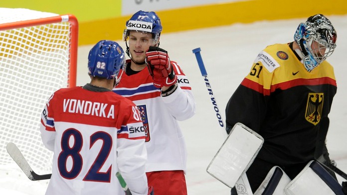 Českí hokejisti Vladimír Sobotka  (uprostred) a Michal Vondrka (vľavo) sa tešia po strelení gólu