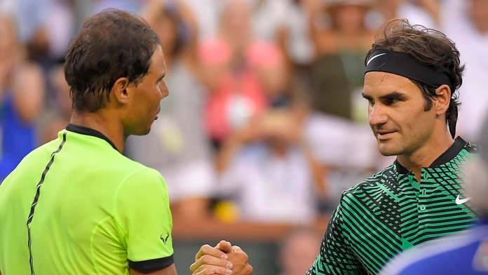 Rafael nadal gratuluje k výhre Rogerovi Federerovi.