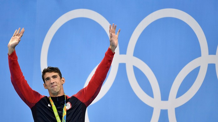 Americký plavec Michael Phelps oslavuje zlatú medailu na OH 2016 v Riu de Janeiro.