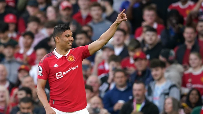 Hráč Manchesteru United Casemiro oslavuje po tom, ako strelil úvodný gól zápasu.