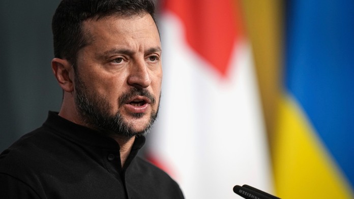 Na snímke ukrajinský prezident Volodymyr Zelenskyj počas tlačovej konferencie na mierovom summite o Ukrajine vo Švajčiarsku. 