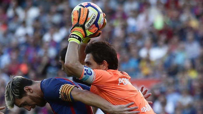 Lionel Messi a brankár Deportiva German Lux.