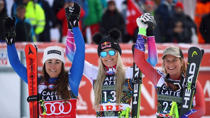 Na snímke uprostred americká lyžiarka Lindsey Vonnová vyhrala zjazd žien vo finále SP v alpskom lyžovaní vo švédskom Aare.