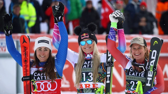 Na snímke uprostred americká lyžiarka Lindsey Vonnová vyhrala zjazd žien vo finále SP v alpskom lyžovaní vo švédskom Aare.
