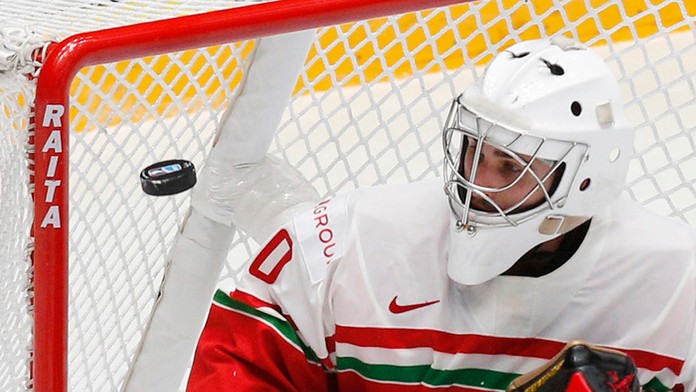 Brankár Maďarska Adam Vay sleduje puk v zápase proti Fínsku.