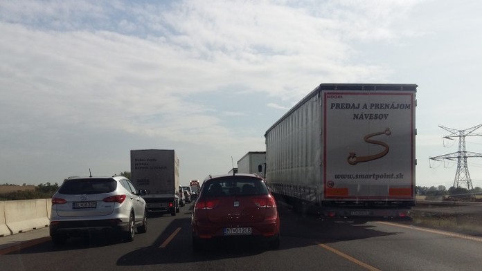 Na diaľnici sa tvoria kolóny v oboch smeroch.