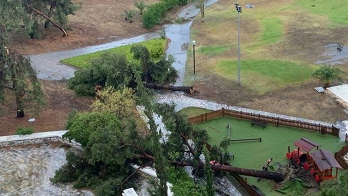 Rozbité sklenené dvere po mohutnej búrke.