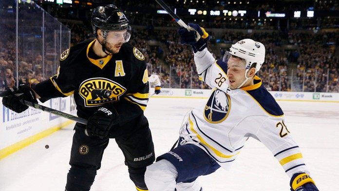 Zľava David Krejčí (Boston Bruins) a Zemgus Girgensons (Buffalo Sabres).