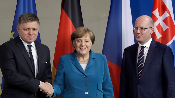 Zľava predseda vlády SR Robert Fico, nemecká kancelárka Angela Merkelová a český premiér Bohuslav Sobotka