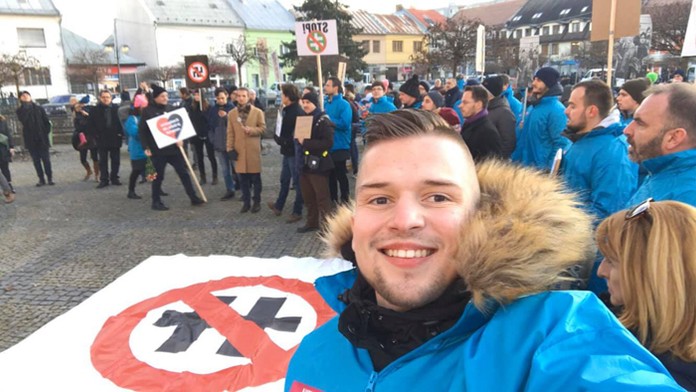 Biatlonista Vetle Sjaastad Christiansen oslavuje v cieli štafety v Oberhofe.