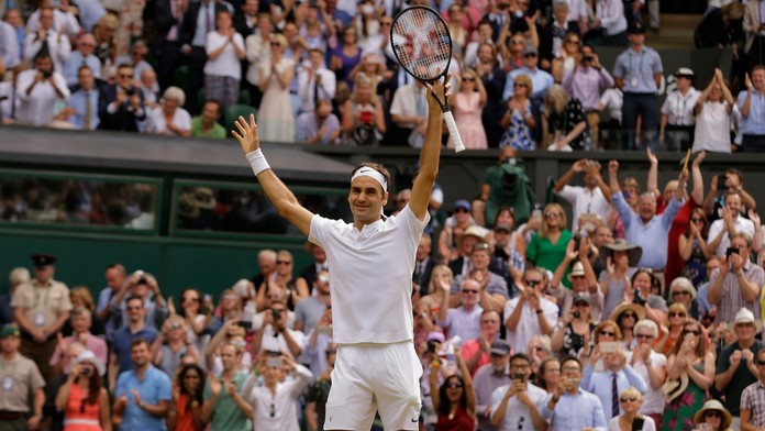 Švajčiar Roger Federer oslavuje víťazstvo vo finálovom zápase proti Chorvátovi Marinovi Čiličovi.