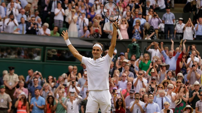 Švajčiar Roger Federer oslavuje víťazstvo vo finálovom zápase proti Chorvátovi Marinovi Čiličovi.
