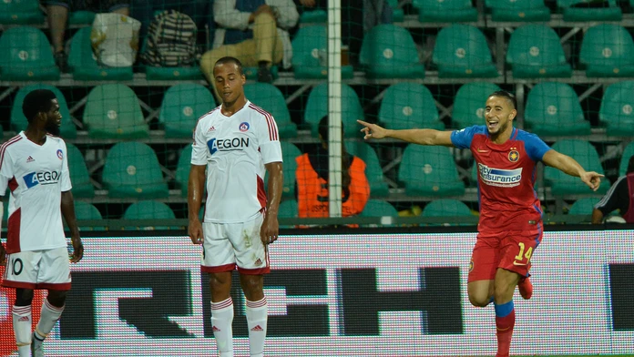 Na snímke vpravo Jugurtha Hamroun (Steaua) oslavuje gól