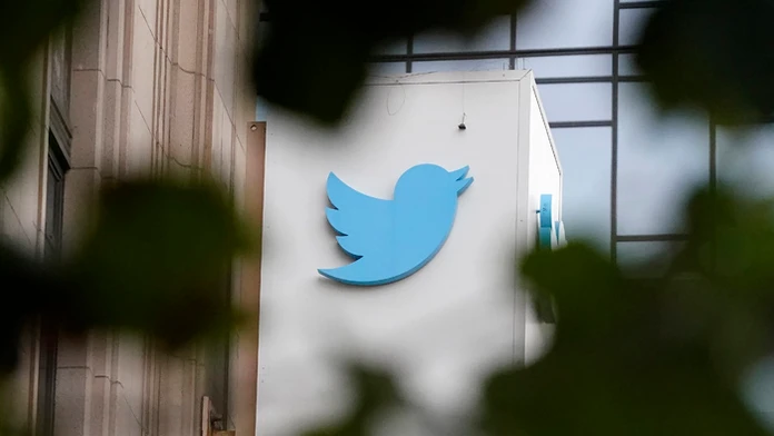 Logo sociálnej siete Twitter v San Franciscu. 