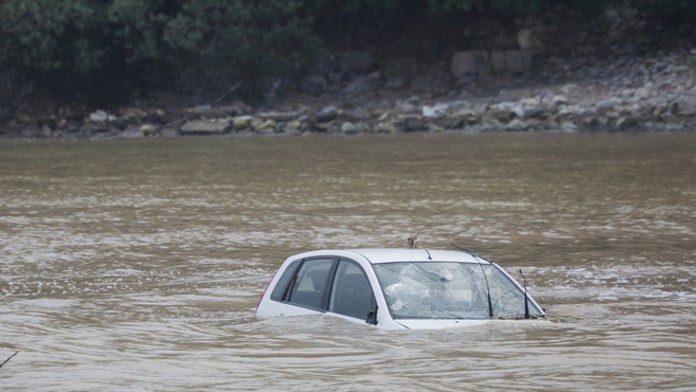 Auto v rieke - ilustračná snímka.