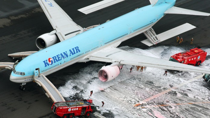 Lietadlo Korean Air zachvátil na letisku v Tokiu požiar.