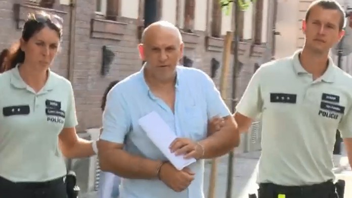 Šialený vodič z Lučenca si to namieril na policajta. Dnes sa postavil pred súd