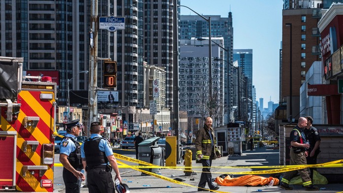 Biela dodávka vrazila do chodcov na chodníku v Toronte