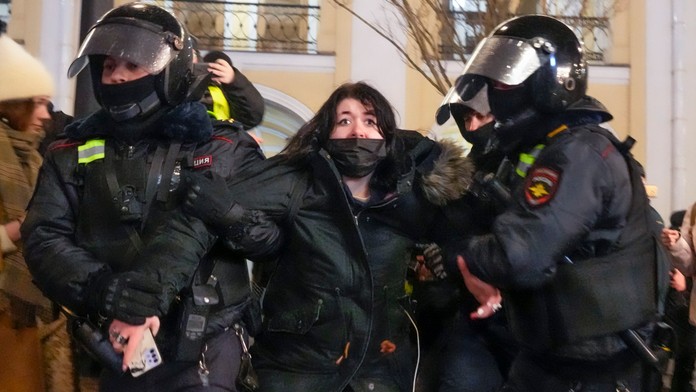 V Rusku sa opäť konali protivojnové protesty, Kadyrov cvičí čečenské oddiely