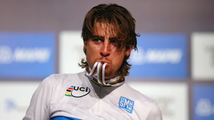 Majster sveta Peter Sagan so zlatou medailou v ústach.