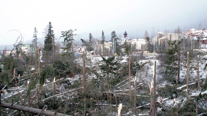  Na archívnej snímke ranný pohľad 20. novembra 2004 na vyčíňanie víchrice v Starom Smokovci. 