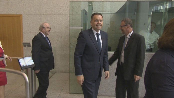 Guvernér NBS Peter Kažimír čelí obvineniu z korupcie.