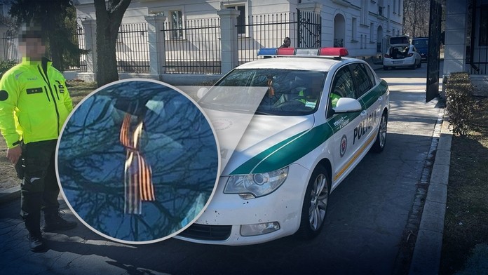 Stuha pripomínajúca symbol separatistov visela v policajnom aute 