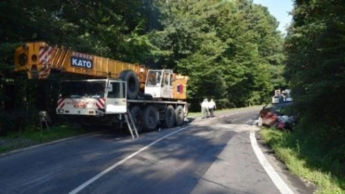 auto-sa-celne-zrazilo-so-zeriavom-vodic-podlahol-zraneniam.jpg