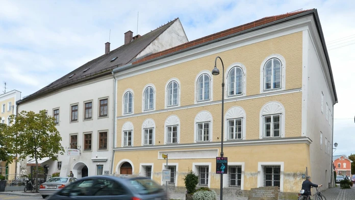 Rodný dom (v popredí) Adolfa Hitlera.