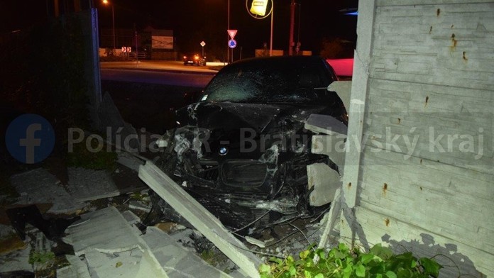 Opitý vodič v luxusnom BMW preletel kruhovým objazdom na okraji Bratislavy. Zastavil ho až betónový plot