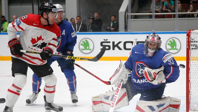Kanadský hokejista Boone Jenner (vľavo), francúzsky brankár Ronan Quemener