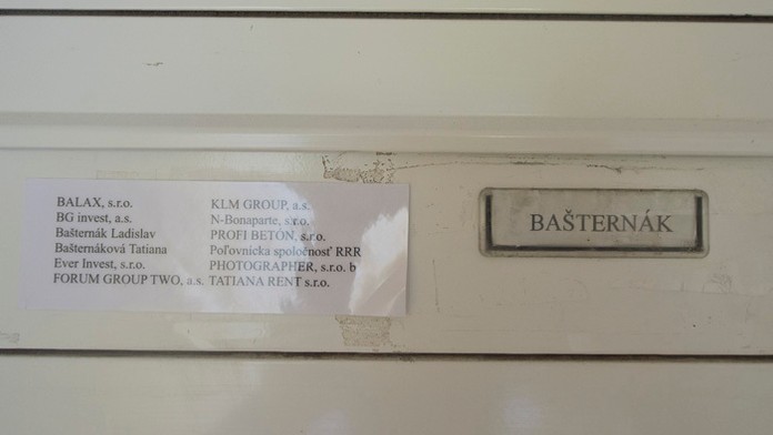 Schránka bytovky, v ktorej sídli niekoľko firiem Ladislava Bašternáka