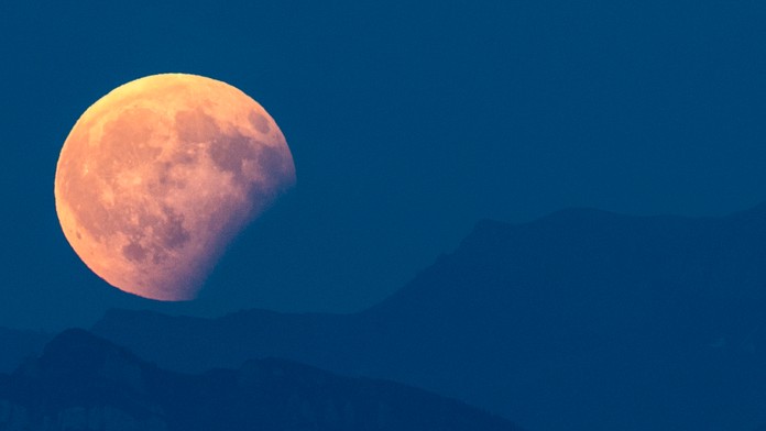 Pohľad na Mesiac vo Švajčiarsku.