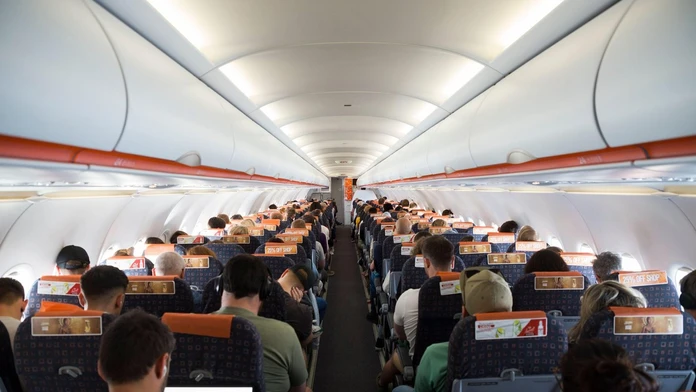 VIDEO: Dobýjal sa do kokpitu a kričal, že je lepší pilot. Kvôli agresívnemu mužovi museli na polceste všetci vystúpiť
