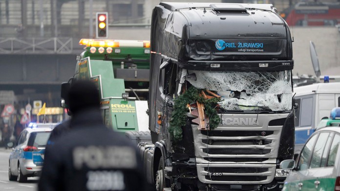 Odťahová služba odváža kamión, ktorým zabíjal na vianočných trhoch v Berlíne.