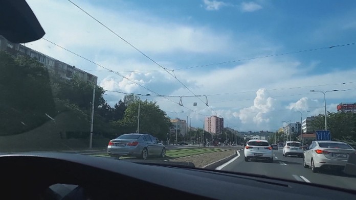Autom jazdil do trati električky.