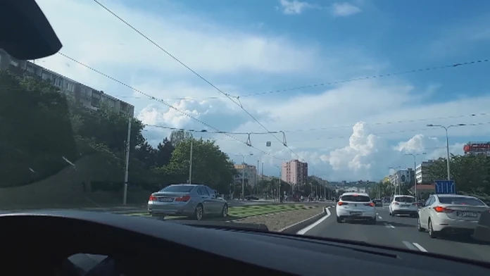 Autom jazdil do trati električky.