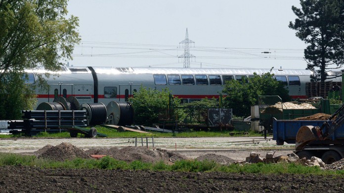 Vlak v Nemecku, ktorý narazil do robotníkov.