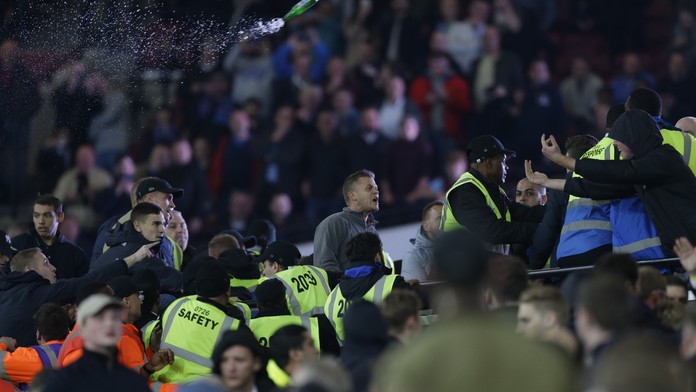 Výtržnosti fanúšikov West Hamu a Chelsea počas zápasu Ligového pohára.
