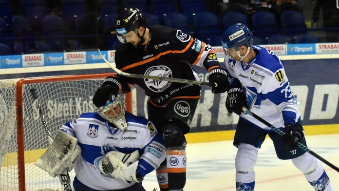 Zľava brankár HK Poprad Matúš Kostúr, hráč HC Košice Richard Lelkeš a hráč HK Poprad Radoslav Suchý.