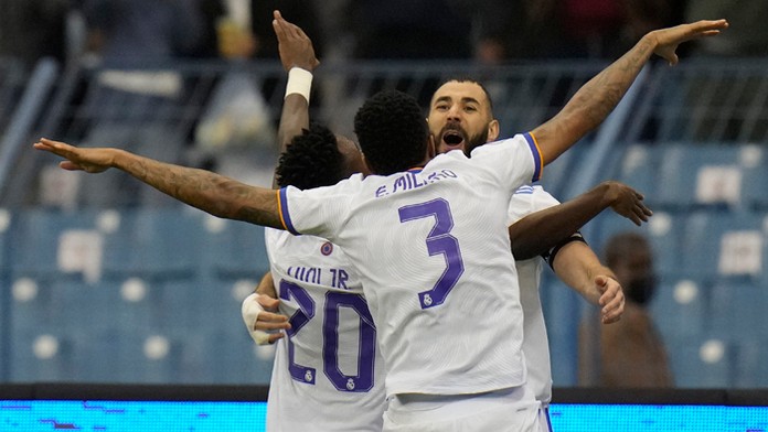 Hráči Realu Madrid sa tešia po zisku Superpohára.