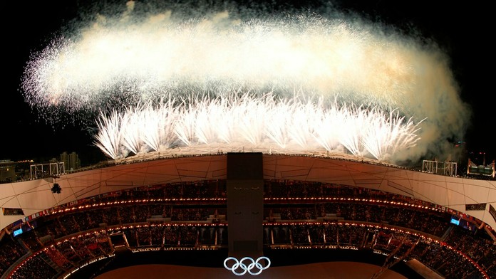 Ohňostroj počas otváracieho ceremoniálu ZOH 2022.