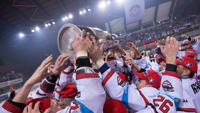 Na snímke hráči HC'05 iClinic Banská Bystrica oslavujú zisk historicky prvého majstrovského titulu 