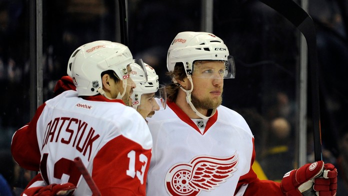 Tomáš Tatar (uprostred) sa teší so spoluhráčmi Pavlom Dacjukom a Justinom Abdelkaderom z Detroitu po strelení gólu proti NY Isla