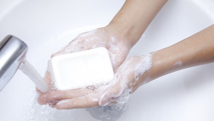 Umývanie rúk  - ilustračná snímka.