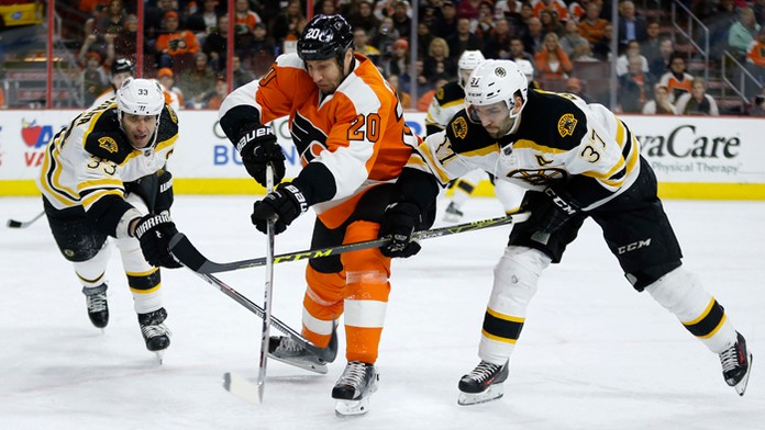 V strede hráč R. J. Umberger (Philadelphia Flyers), po stranách Zdeno Chára a Patrice Bergeron (obaja Boston Bruins).