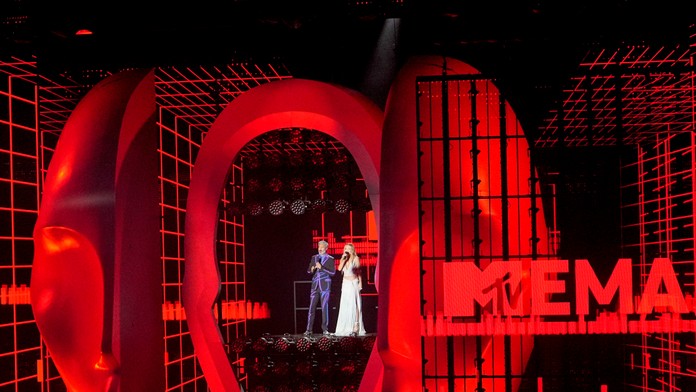 Na snímke z 13. novembra 2022 Taika Waititi a Rita Ora počas udeľovania hudobných cien MTV Europe Awards v Düsseldorfe.